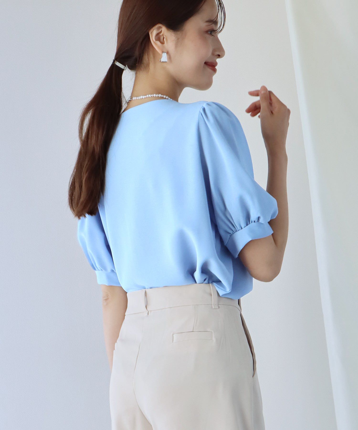 日本 BLUE EAST - 氣質V領珍珠釦短袖襯衫-淺米杏