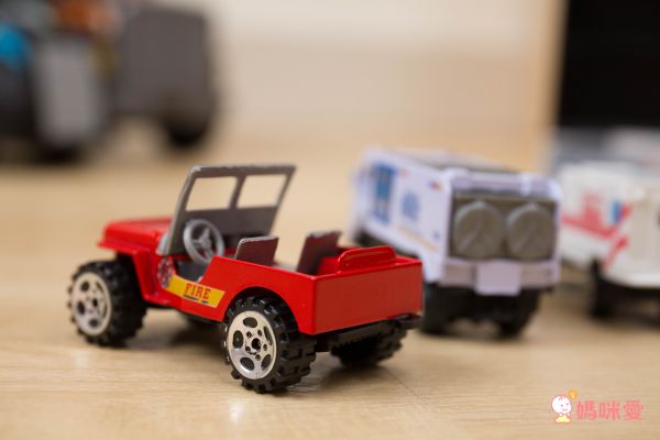 萬榮玩具 - 【兒童玩具】貨櫃拖車 附12台小車 公用車款(車頭顏色隨機) MZ997D