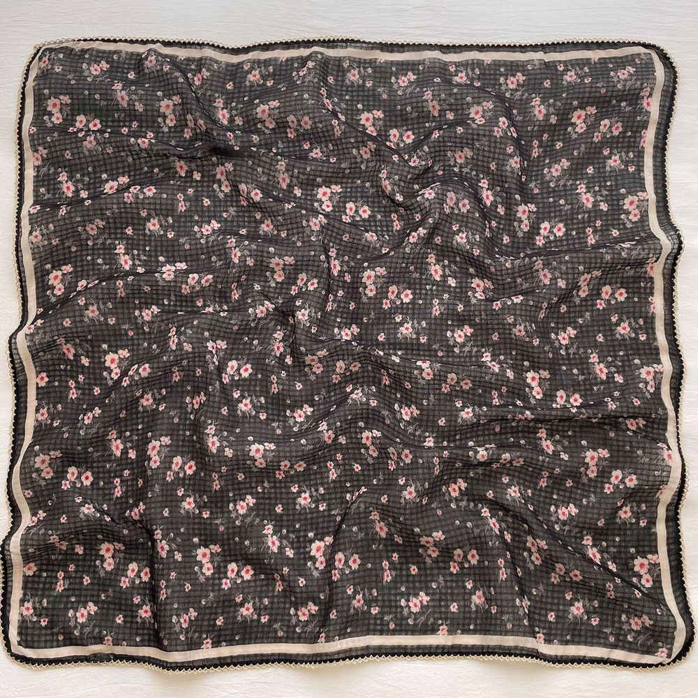 法式棉麻披肩方巾-粉紅小花-黑色 (90x90cm)