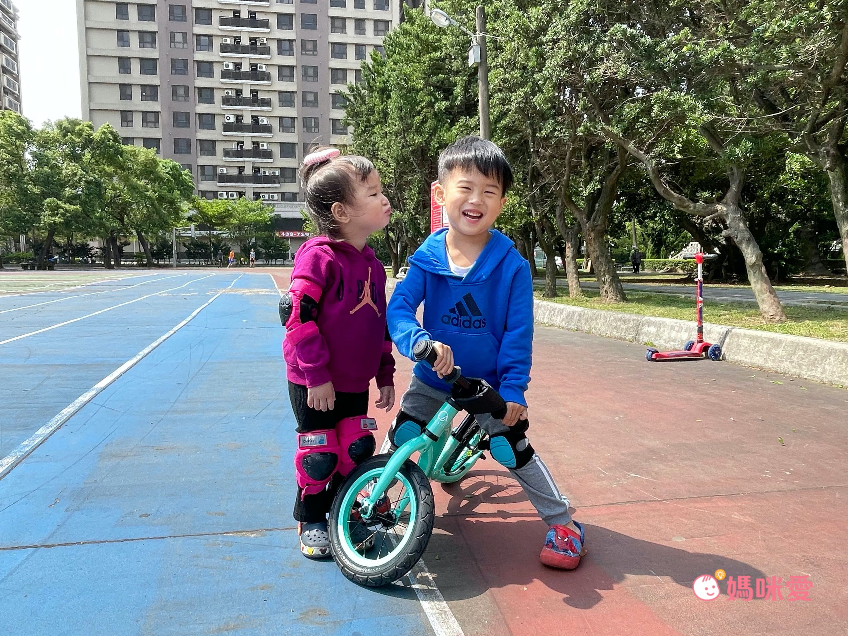 Chelston bikes - Mini Dutch 復古滑步車-復古紅-滑步車 x 1 , 手工編織竹籃 x 1 , 麻料內襯  x 1 , 3 歲以下專用ABS氣嘴蓋 x 1