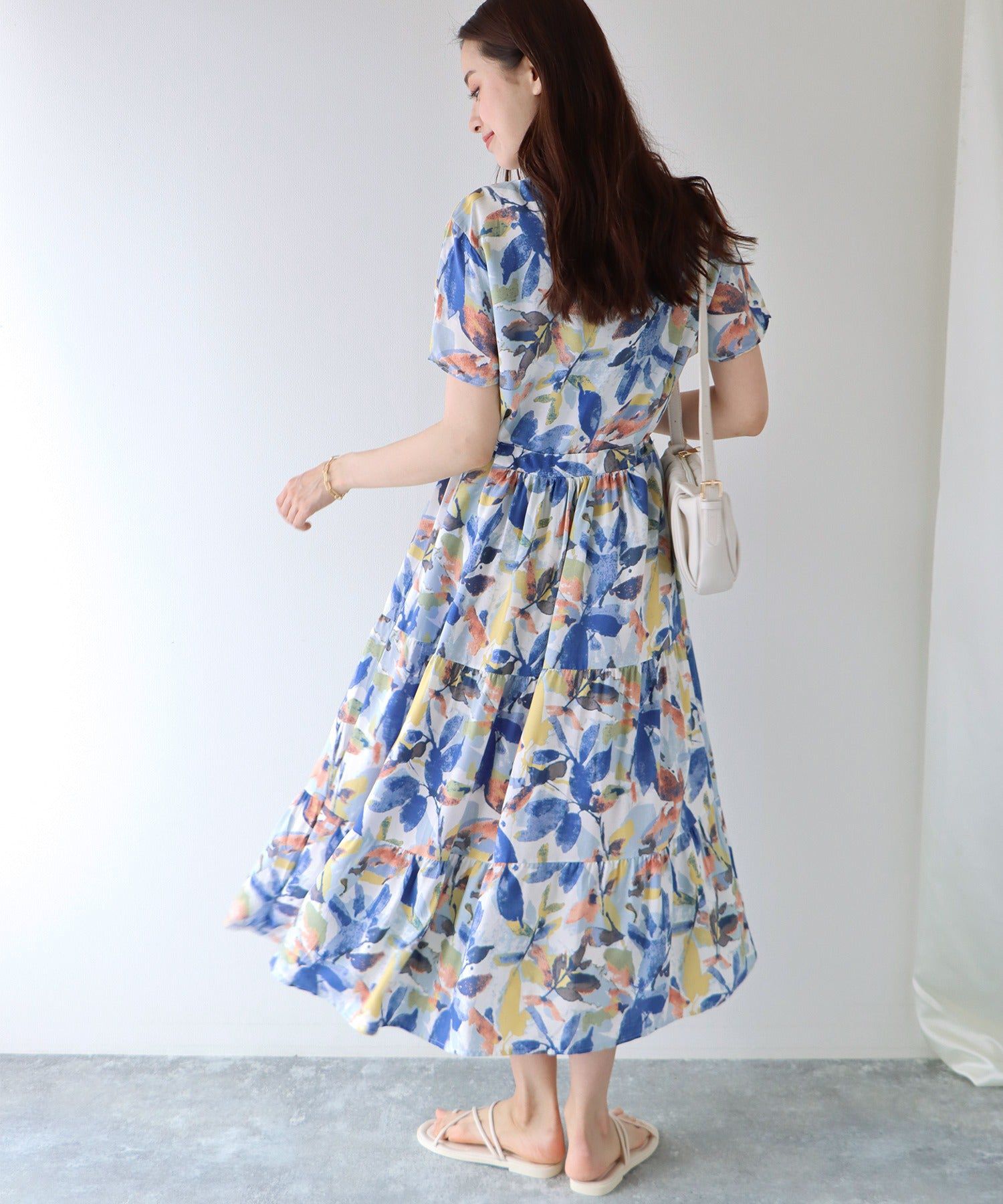 日本 BLUE EAST - 氣質小V領排釦短袖洋裝-碎花-深藍 (M(Free))