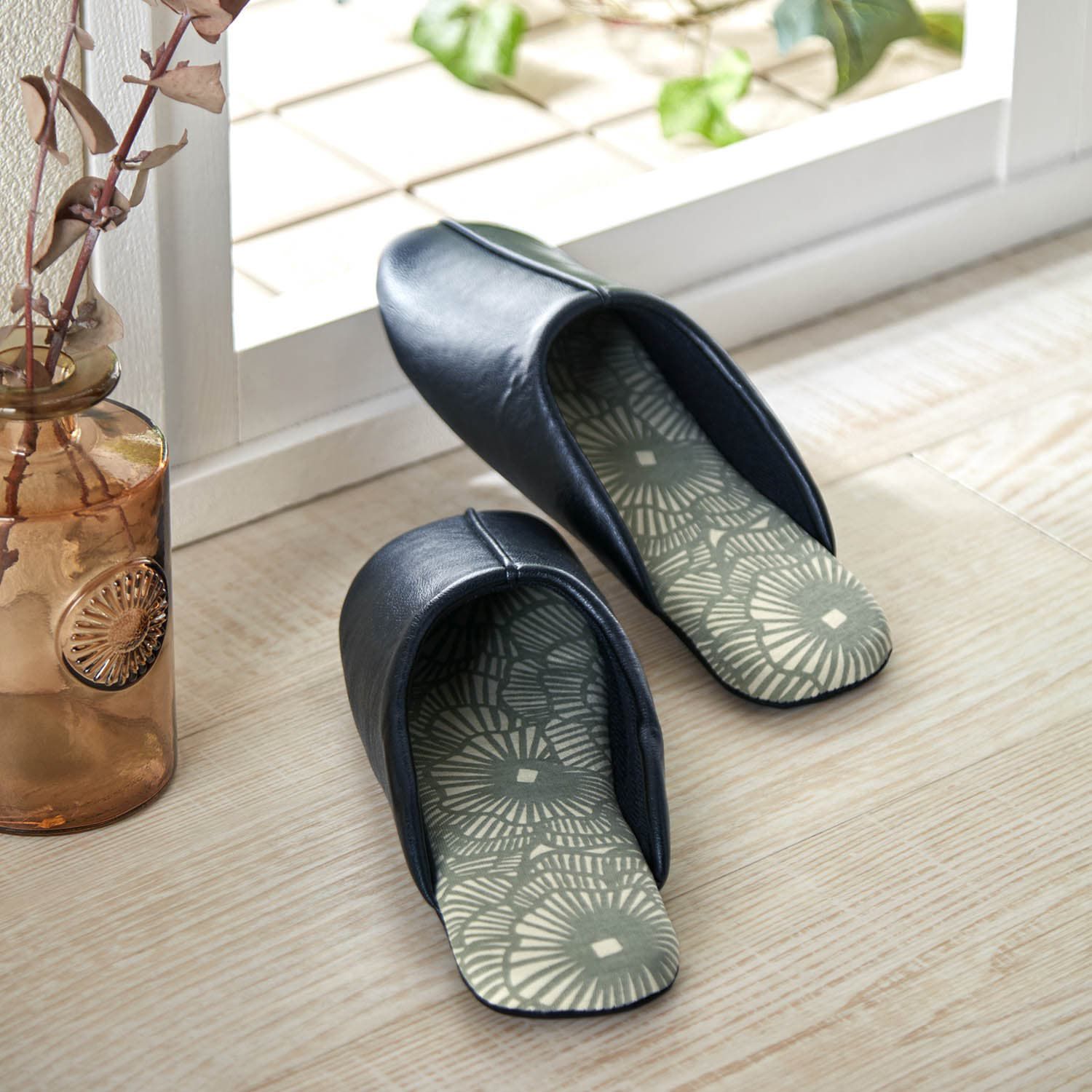 日本千趣會 - 可機洗 耐髒汙皮質室內拖鞋-北歐幾何-深棕色系