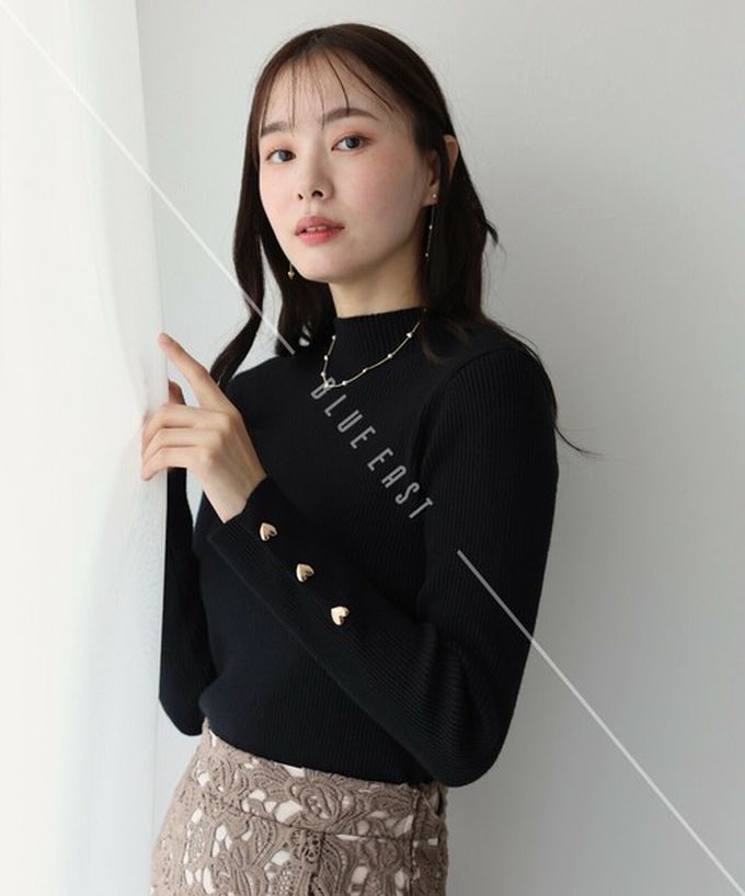 日本 BLUE EAST - 愛心金釦羅紋小高領長袖上衣-黑
