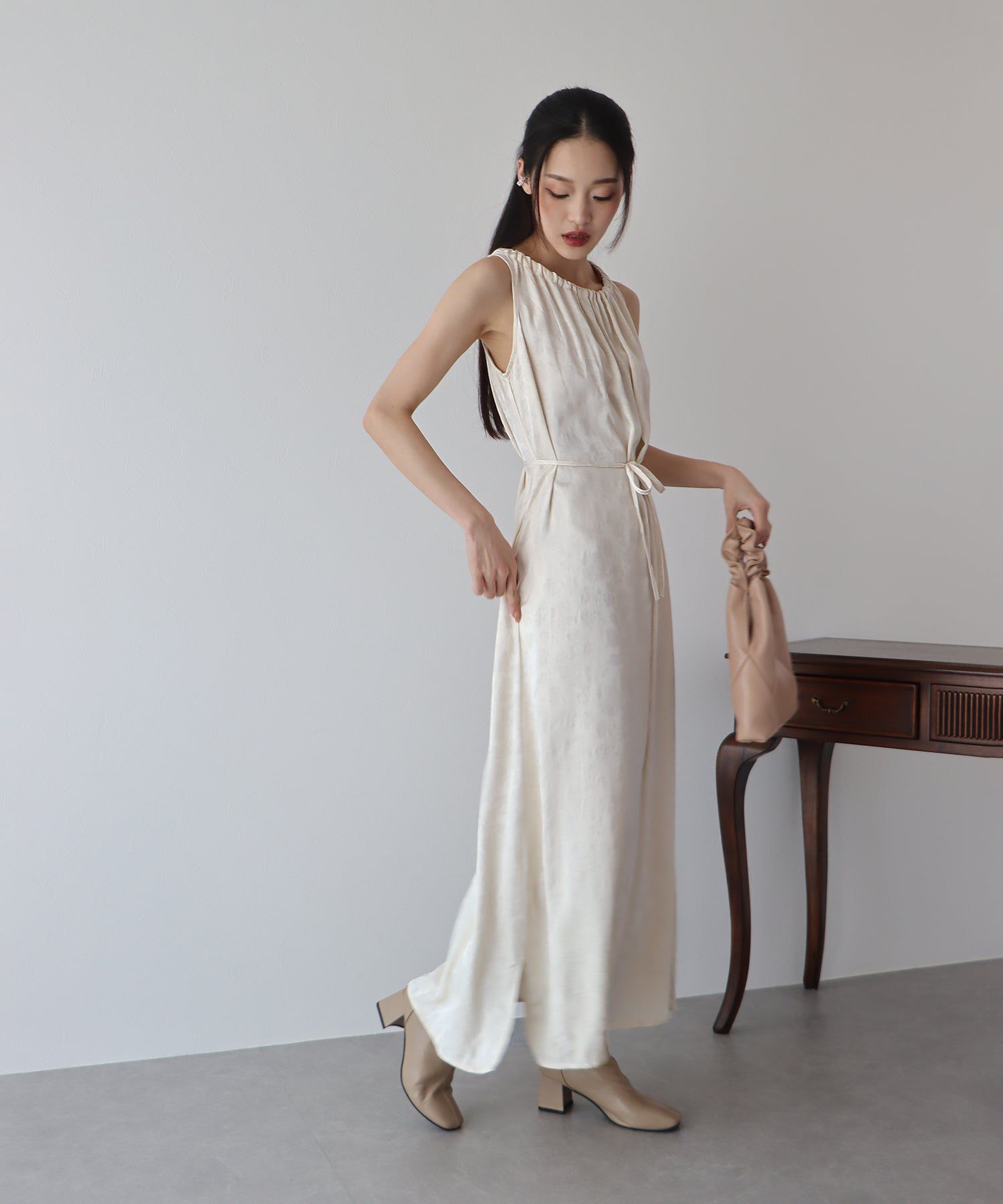 日本 BLUE EAST - 浪漫女神緹花綁帶無袖洋裝-米杏