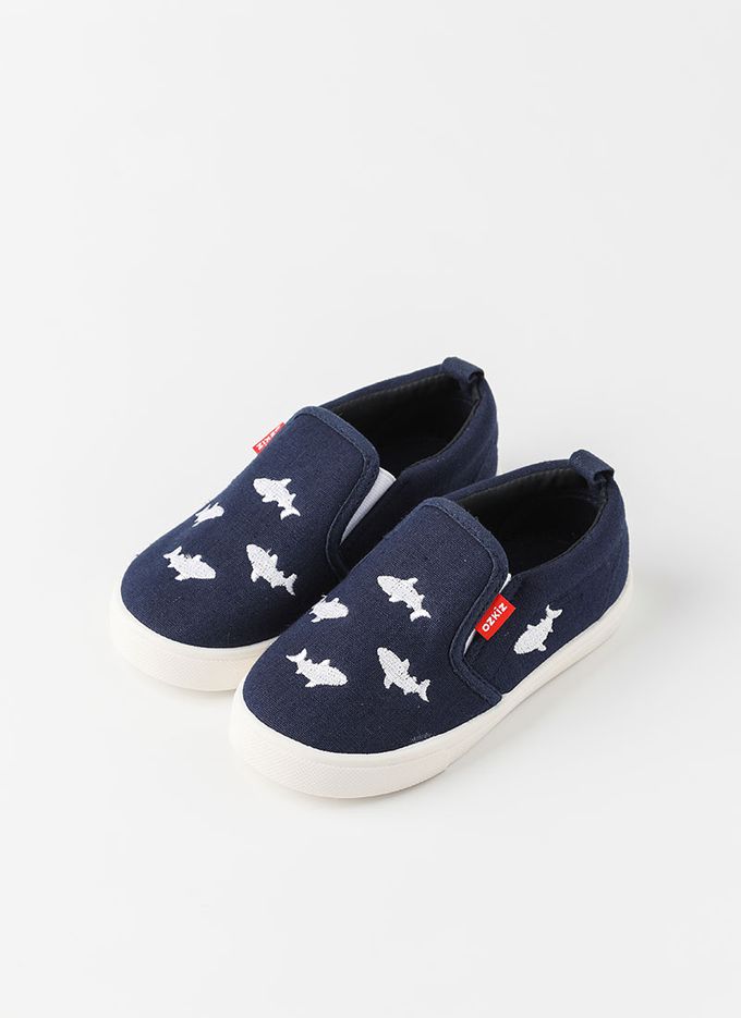 韓國 OZKIZ - 刺繡鯊魚休閒鞋/室內鞋-深藍