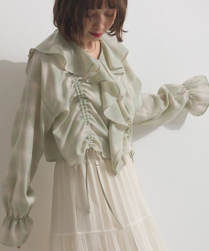 日本 ELENCARE DUE - 飄逸荷葉領浪漫抽繩長袖上衣-淺灰綠