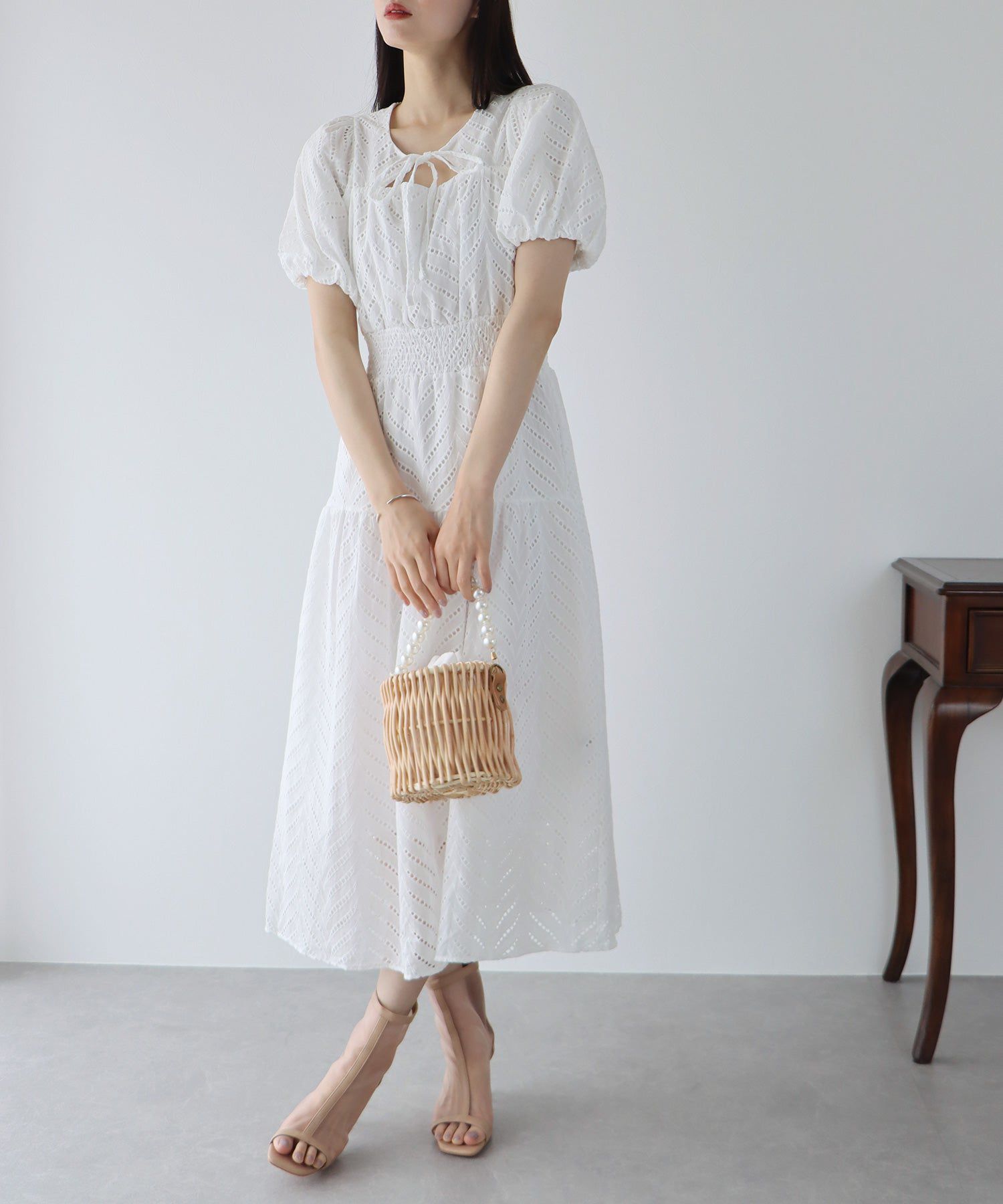 日本 BLUE EAST - 優雅雕花泡泡袖洋裝-白