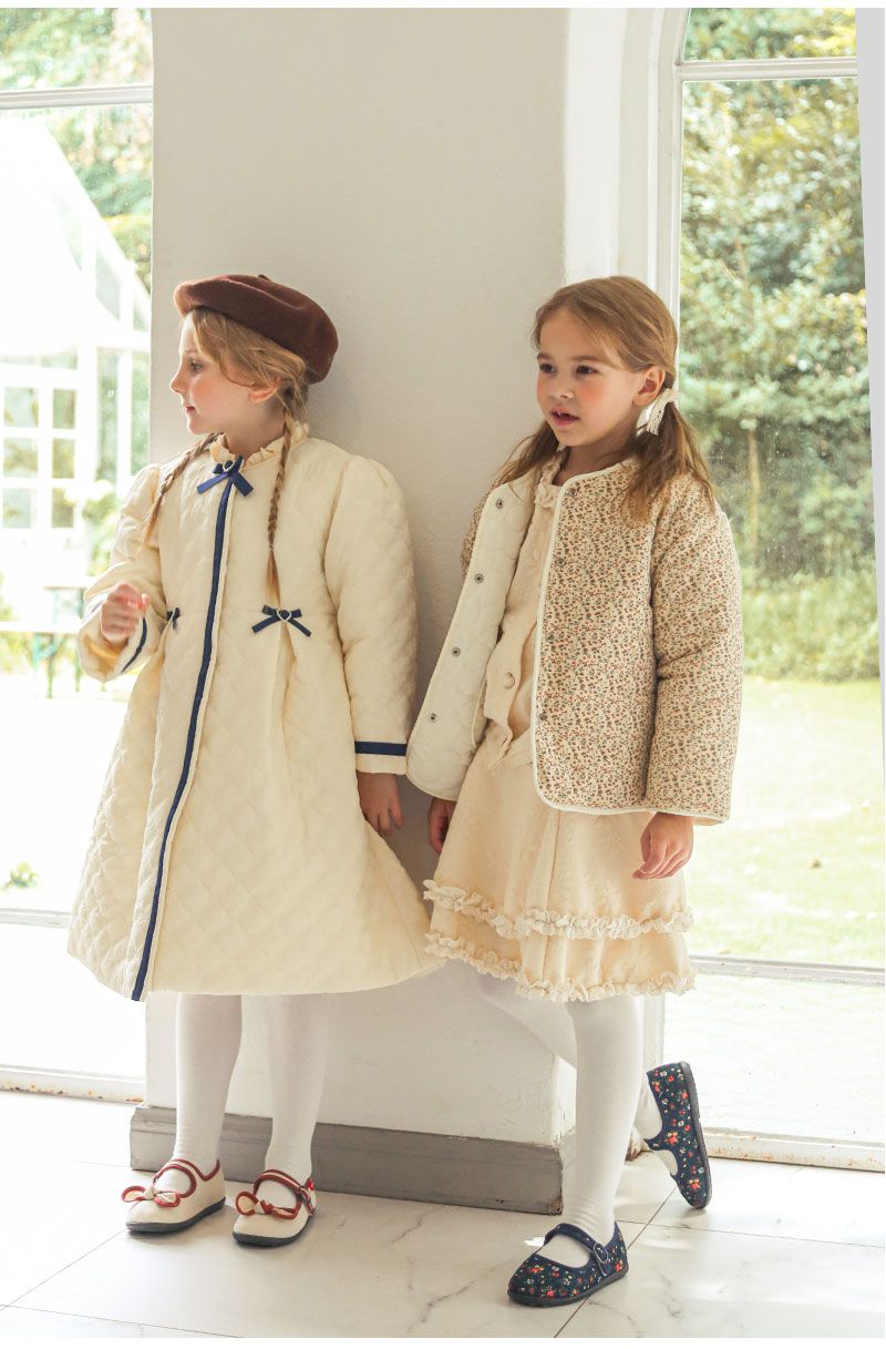 韓國 OZKIZ - 高雅愛心鑽蝴蝶結長版大衣-米白