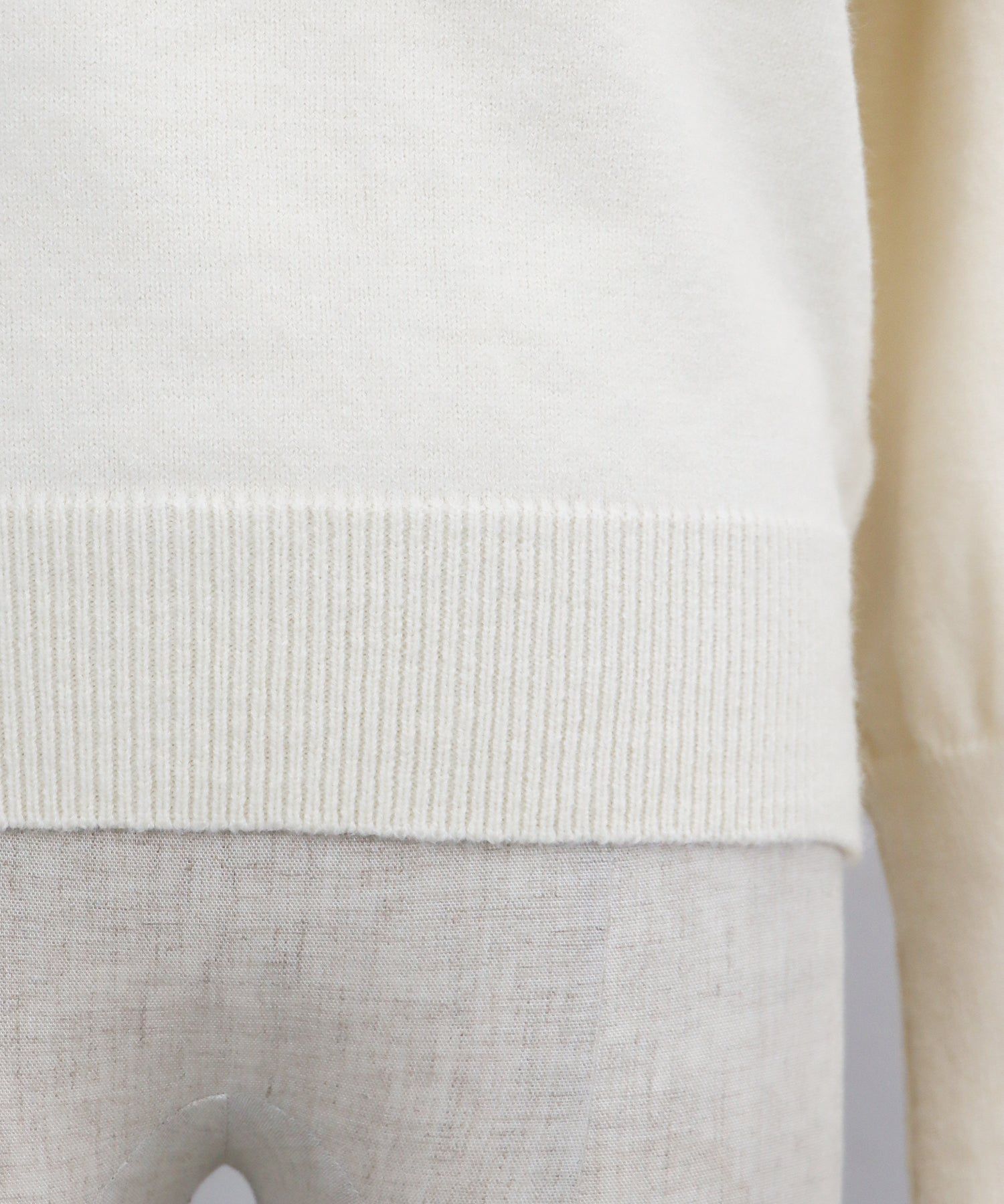 日本 BLUE EAST - 小圓金釦立領薄針織上衣-米杏