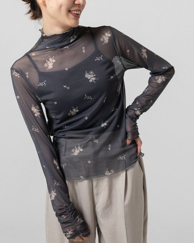 日本 gleam - 優雅小花木耳邊透膚高領長袖上衣-黑x紅花
