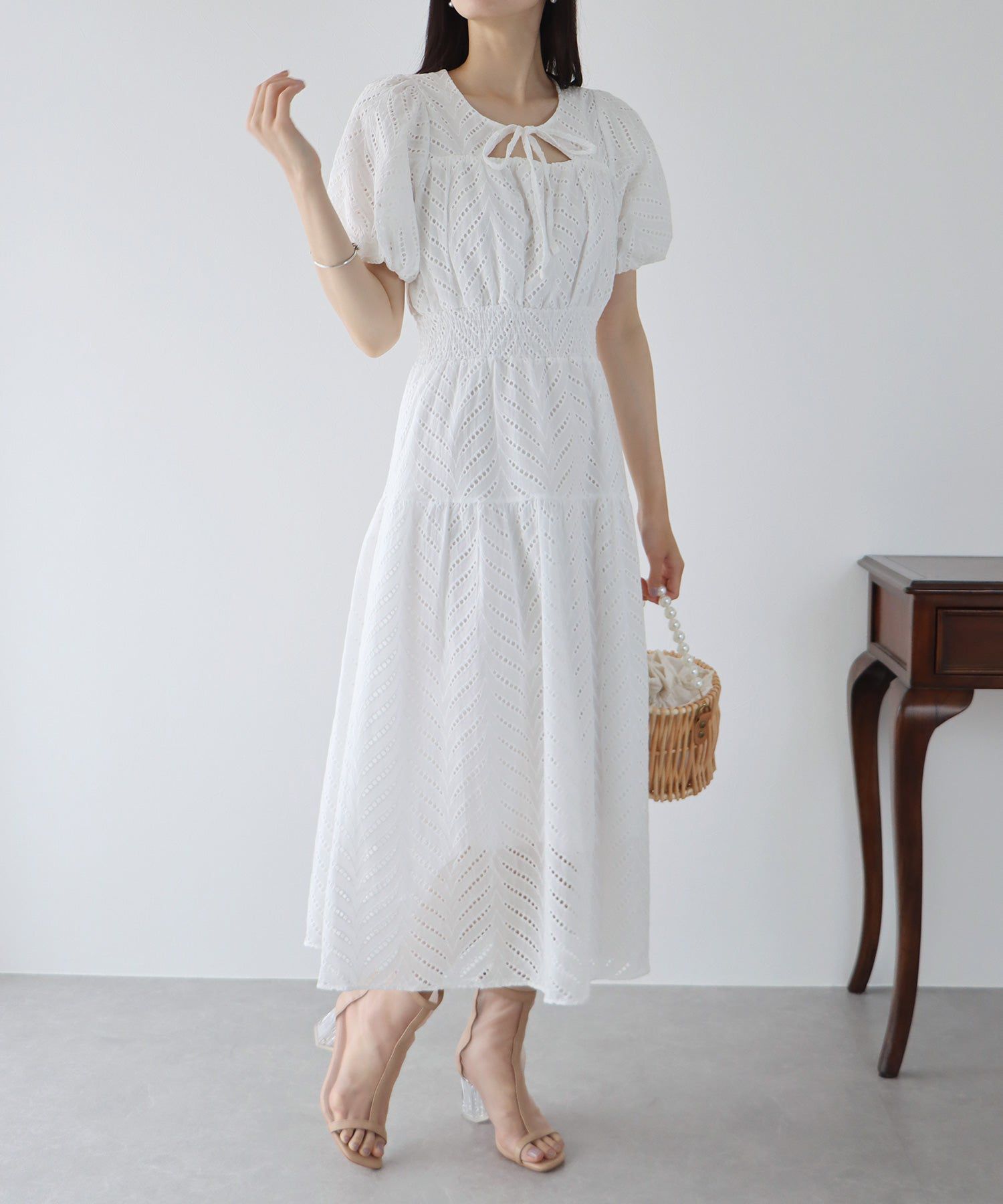 日本 BLUE EAST - 優雅雕花泡泡袖洋裝-白