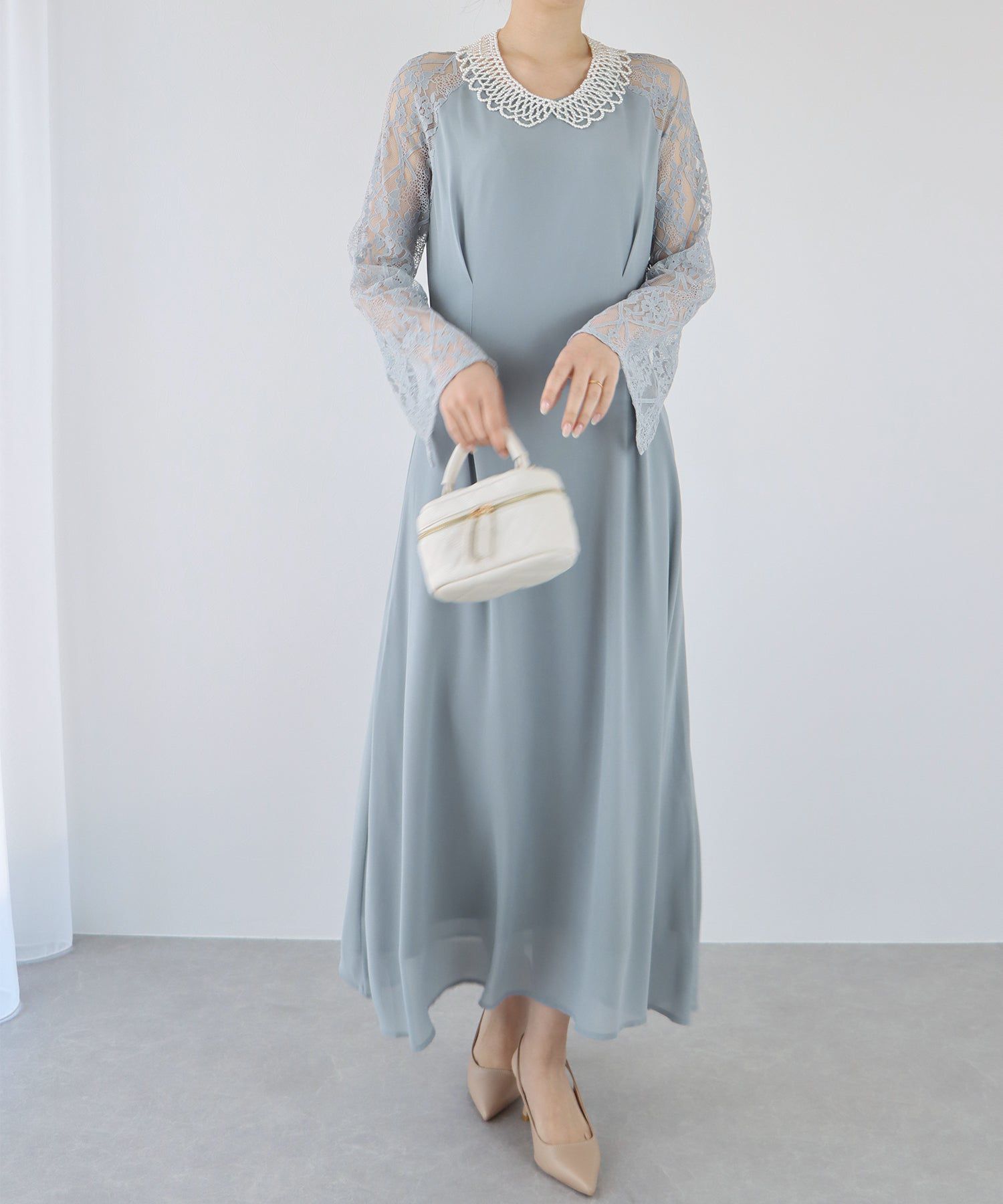 日本 BLUE EAST - 優雅V領蕾絲袖拼接洋裝-經典黑