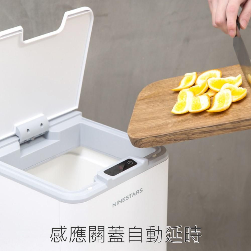 LAQ DESiGN x NST - 聯名限定版 防水感應垃圾桶 10L 白/橡木紋 (DZT-10-35S-O)｜媽咪愛