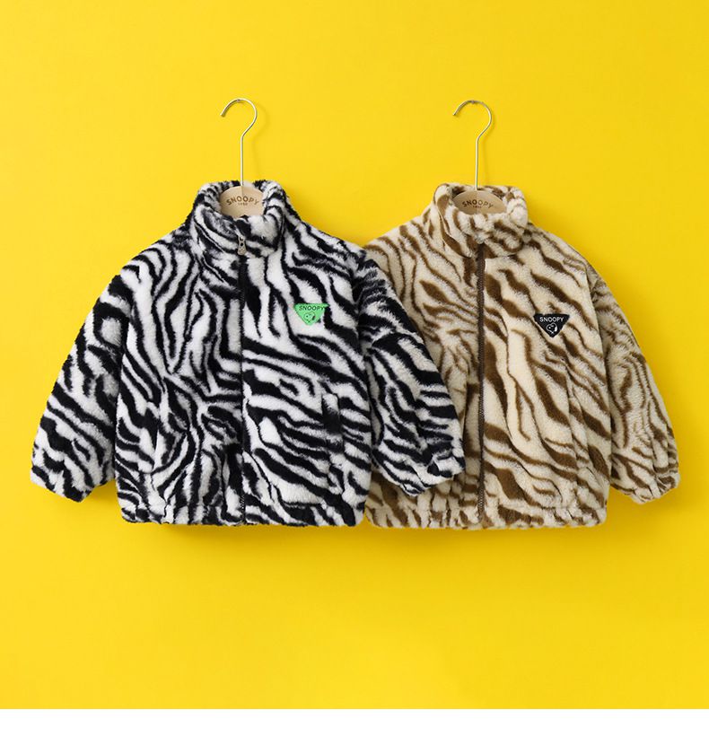 卡通人物史努比斑馬紋毛絨保暖外套-SNOOPY三角小標籤-黑色