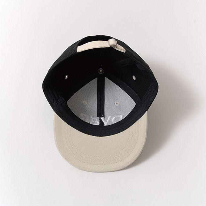 日本 b-ROOM - 帥氣撞色刺繡標語棒球帽-黑x米帽簷 (54cm)