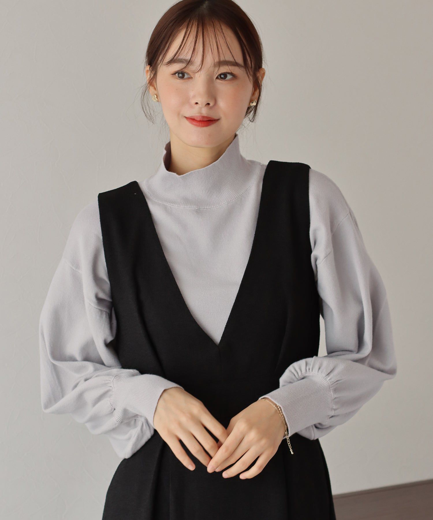 日本 BLUE EAST - 心機珍珠高領收袖針織長袖上衣-藍