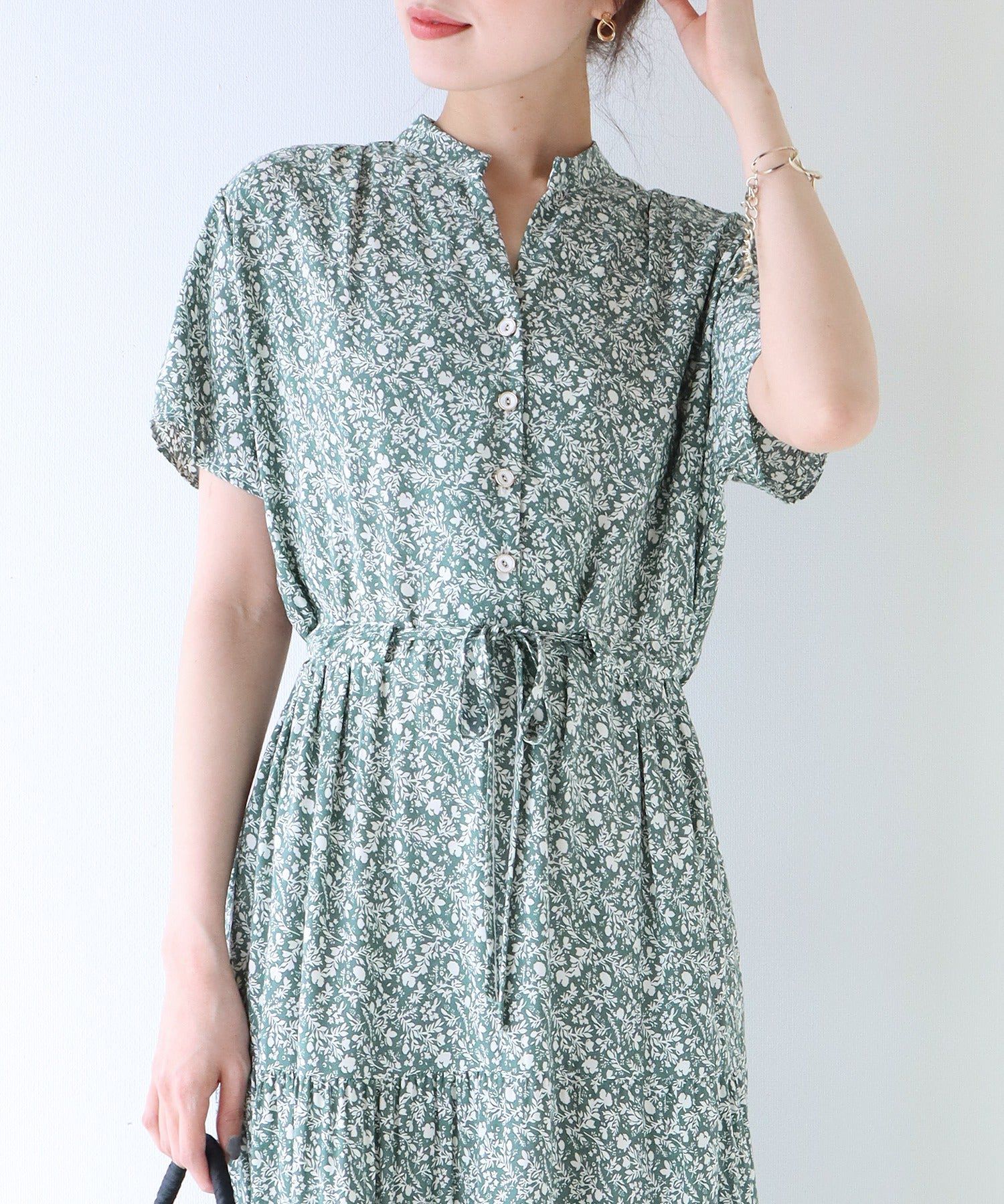 日本 BLUE EAST - 氣質小V領排釦短袖洋裝-碎花-深藍 (M(Free))