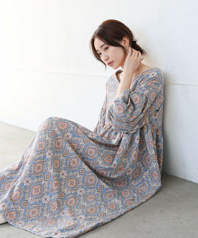 日本 Bab - 滿版歐風印花V領泡泡寬袖洋裝-寶藍棕系