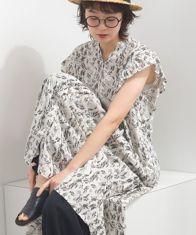 日本 Lupilien - 嫘縈混紡開襟柔軟荷葉短袖洋裝-黑白花草