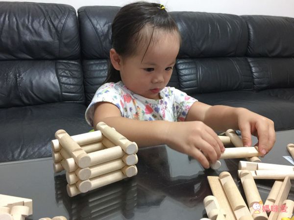 歐洲 VARIS - 木製建構積木-度假小木屋111片-獨家加贈飛行者號(市價$290)