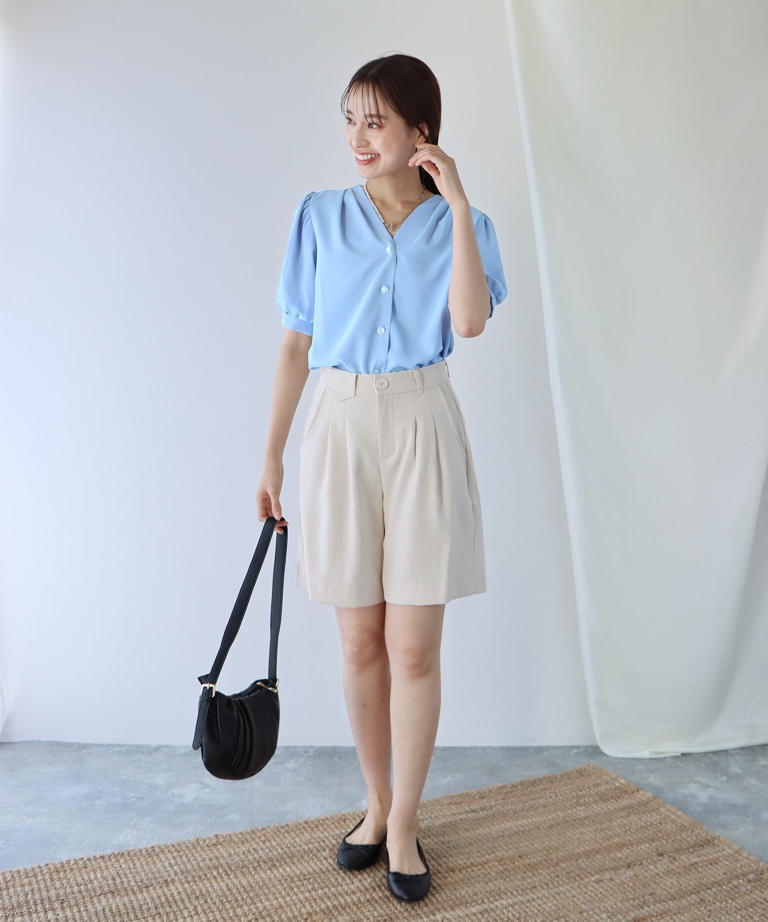 日本 BLUE EAST - 氣質V領珍珠釦短袖襯衫-淺米杏