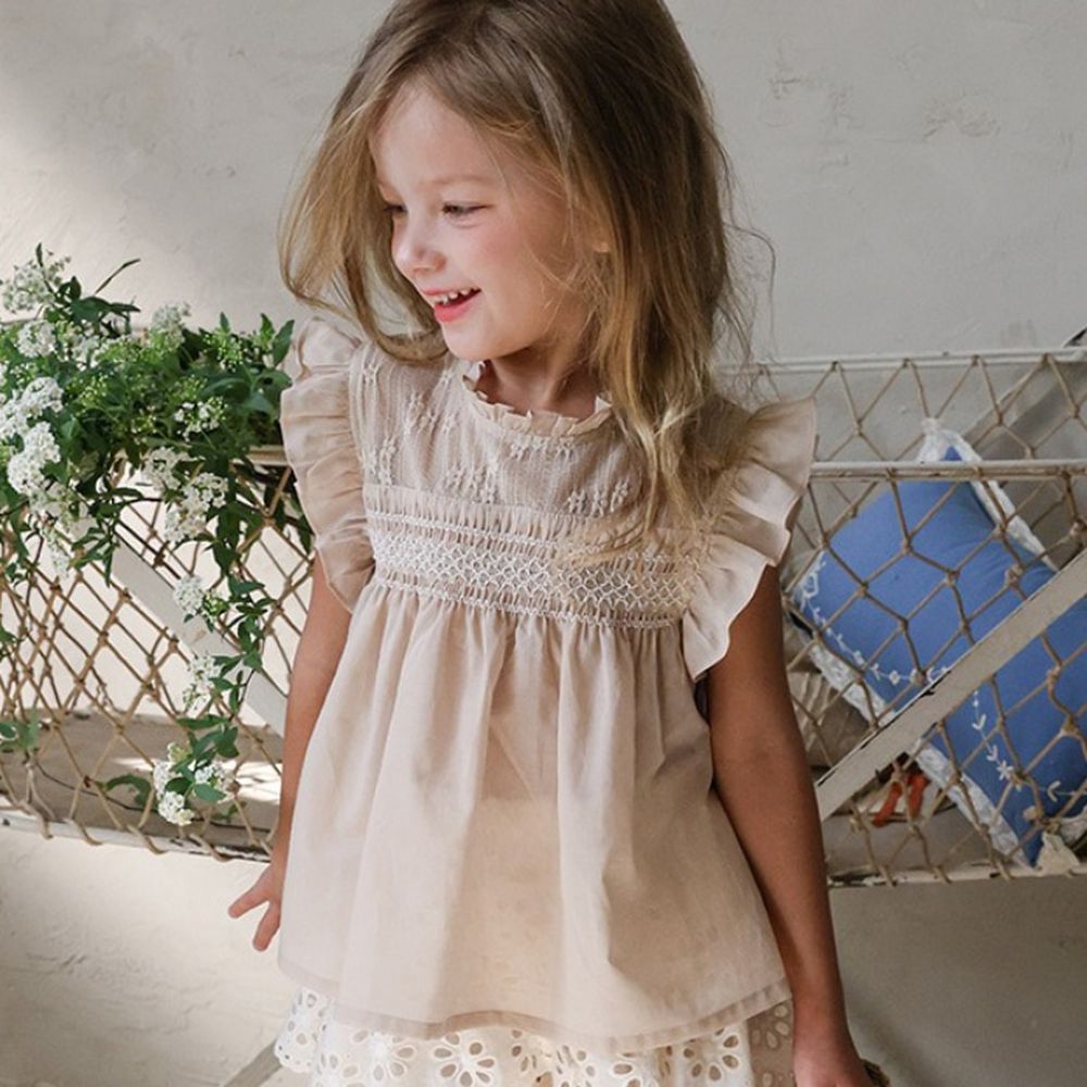 Puellaflo 細緻蕾絲木耳領荷葉袖上衣-杏