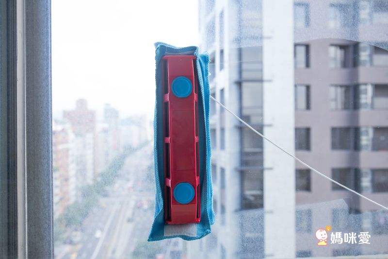 TYROLER 雙面擦窗神器 讓玻璃黑夜變白天～