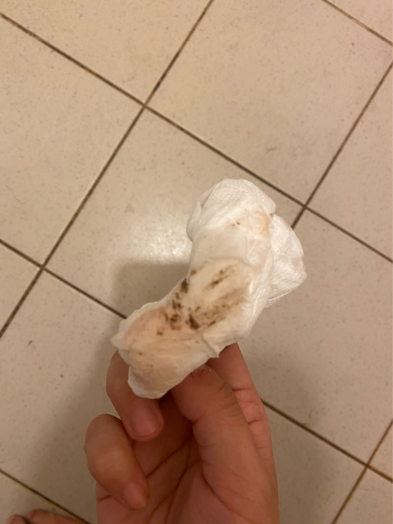 有照片 少量咖啡色帶點渣渣⋯