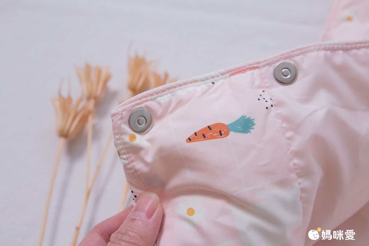 兒童衍縫輕量羽絨背心-米白色蔬果-含绒量86%~90%