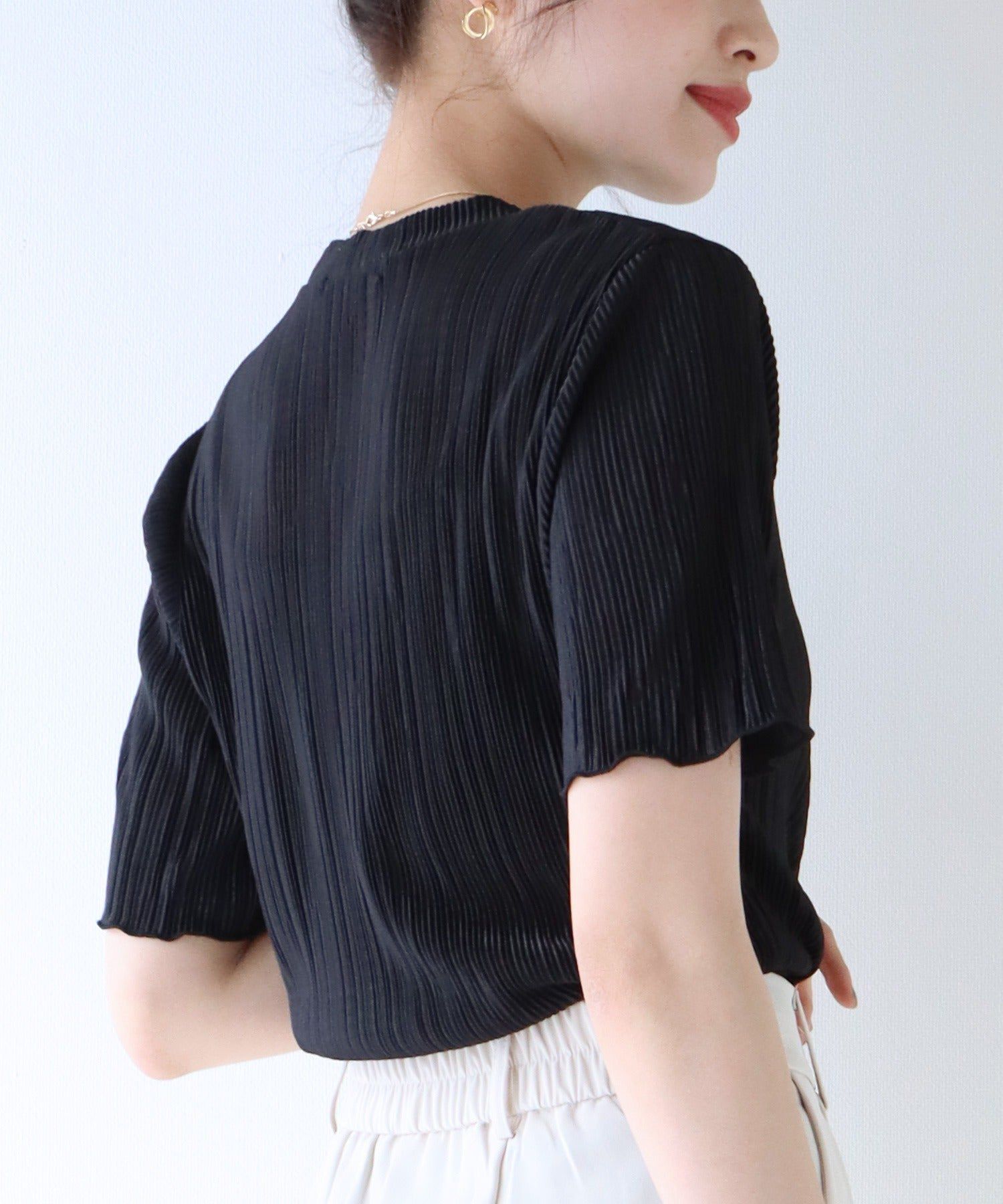 日本 BLUE EAST - 圓領貝殼紋光澤短袖上衣-卡其