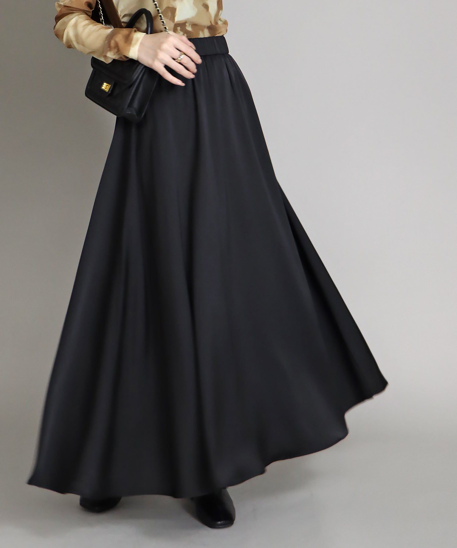 日本 BLUE EAST - 柔軟緞面光澤修身長裙-淺米杏