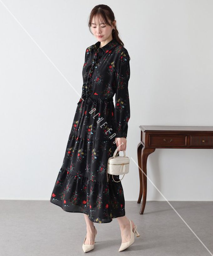 日本 BLUE EAST - 荷葉邊領唯美花卉長袖洋裝(腰抽繩)-米杏