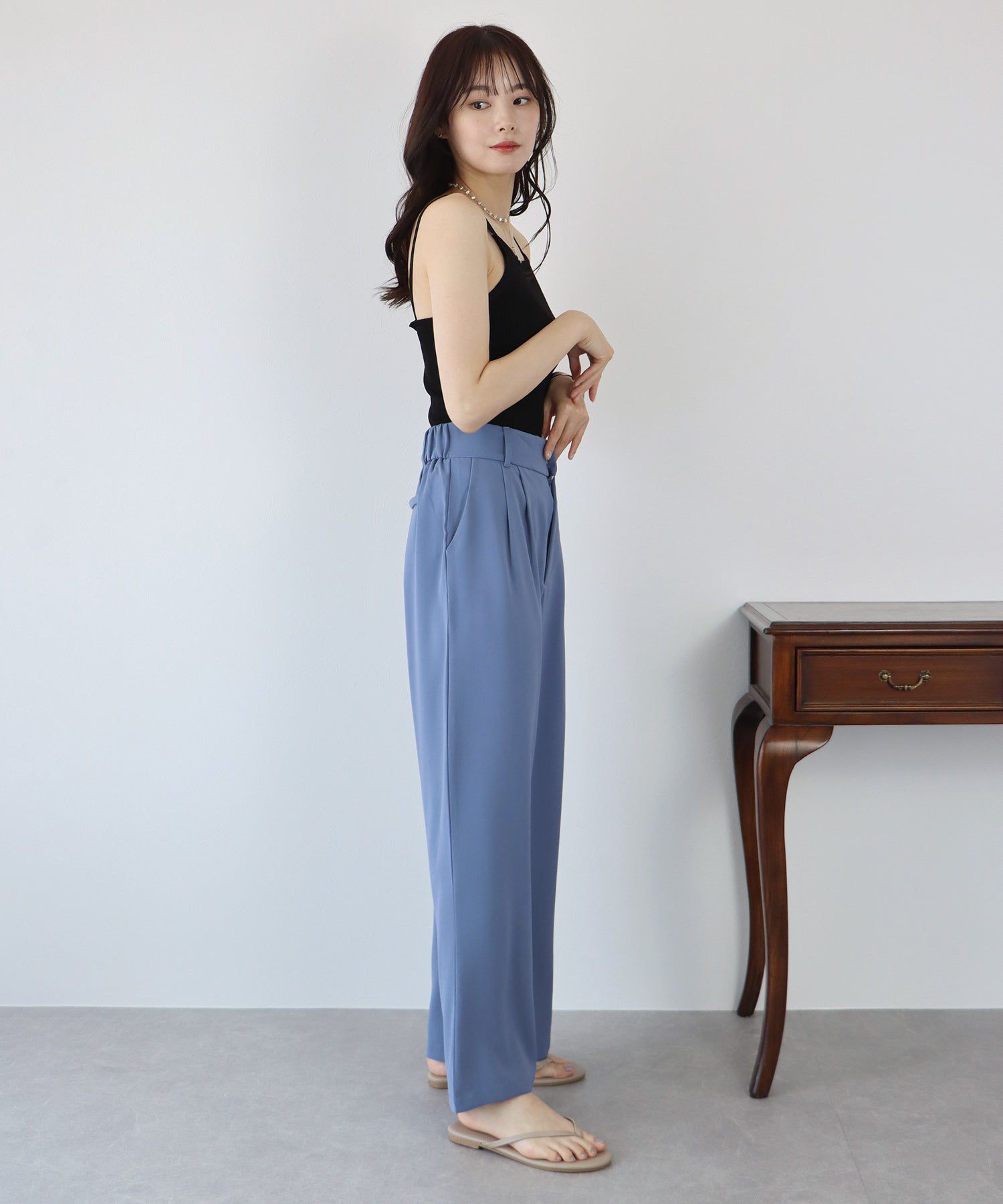 日本 BLUE EAST - 質感百搭垂墜感西裝褲-米灰