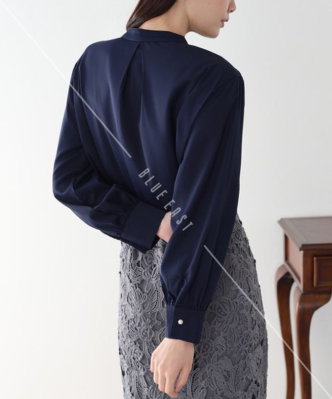 日本 BLUE EAST - 2way領知性整潔感打褶長袖上衣-珍珠袖扣-白