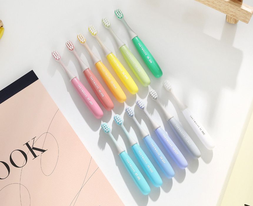 橡膠刷頭，很有彈性！適合剛學習刷牙、還不太會控制力道的孩子使用～ 可以避免不熟悉操作，刷得太大力導致流血