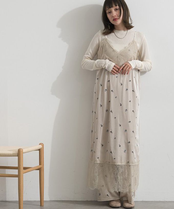 日本 ELENCARE DUE - 魅力光澤絨面蕾絲吊帶洋裝-小花刺繡-象牙