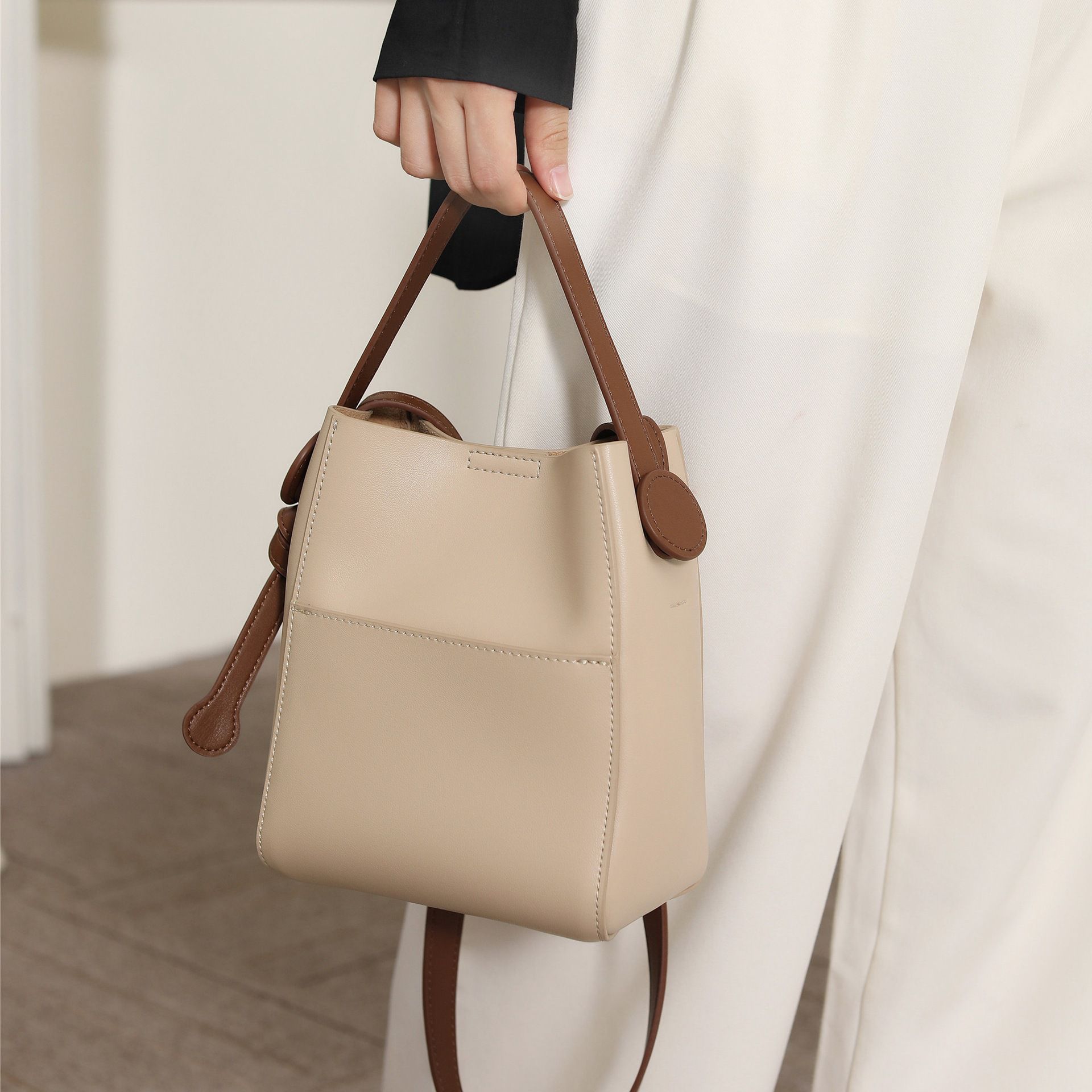 真皮復古歐美百搭單肩手提包/水桶包-杏+灰 (18x10x20cm)