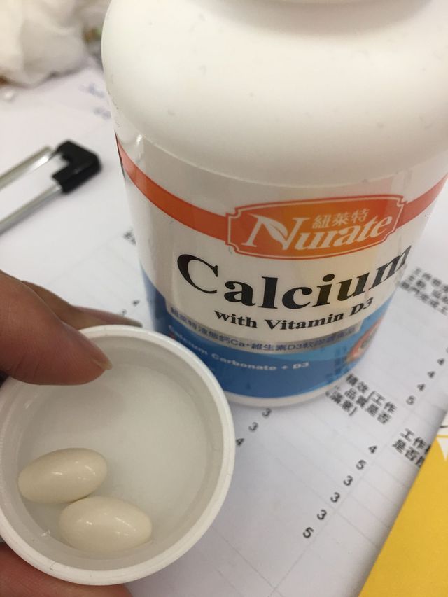 補充鈣片除了可以幫助小朋友骨骼發育外...
也能幫助緩和孕期的抽筋跟不適感，很建議補充喔~
其實鈣對人體來說吸收率普遍不高...
一定要依托其他元素來幫助吸收
像D3+鈣都是提高吸收率的元素喔~~~很建議在購買的時候多注意這兩個元素的含量~我懷孕是吃紐萊特的