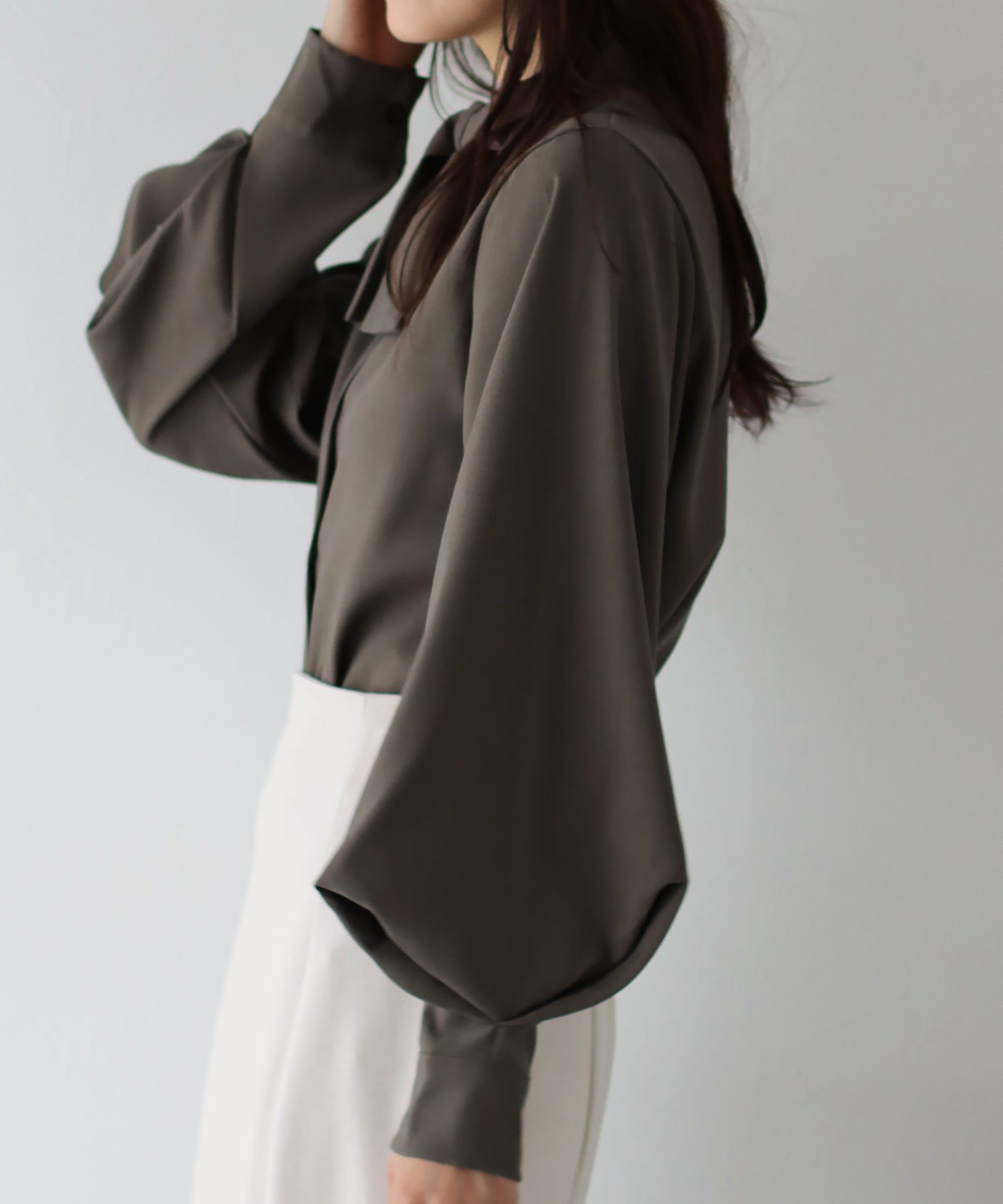 日本 BLUE EAST - 柔美扭結氣球長袖襯衫-黑