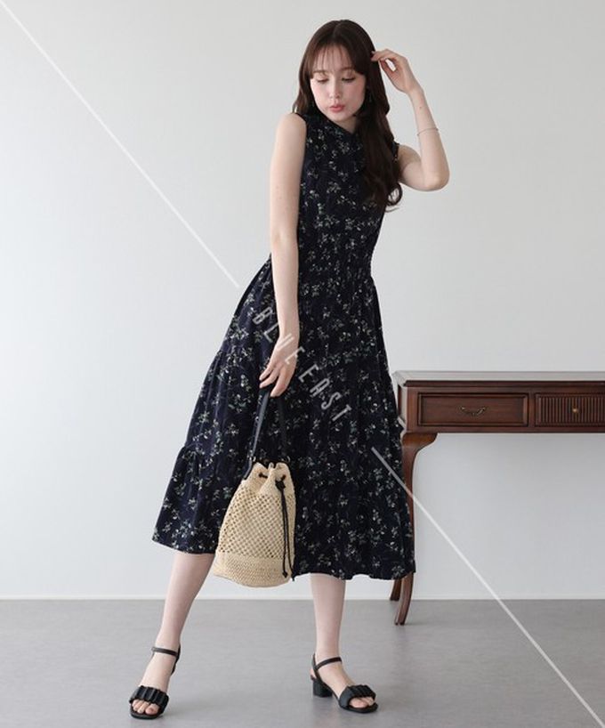 日本 BLUE EAST - 接觸冷感 縮腰顯瘦立領無袖洋裝-線條-黑 (M)