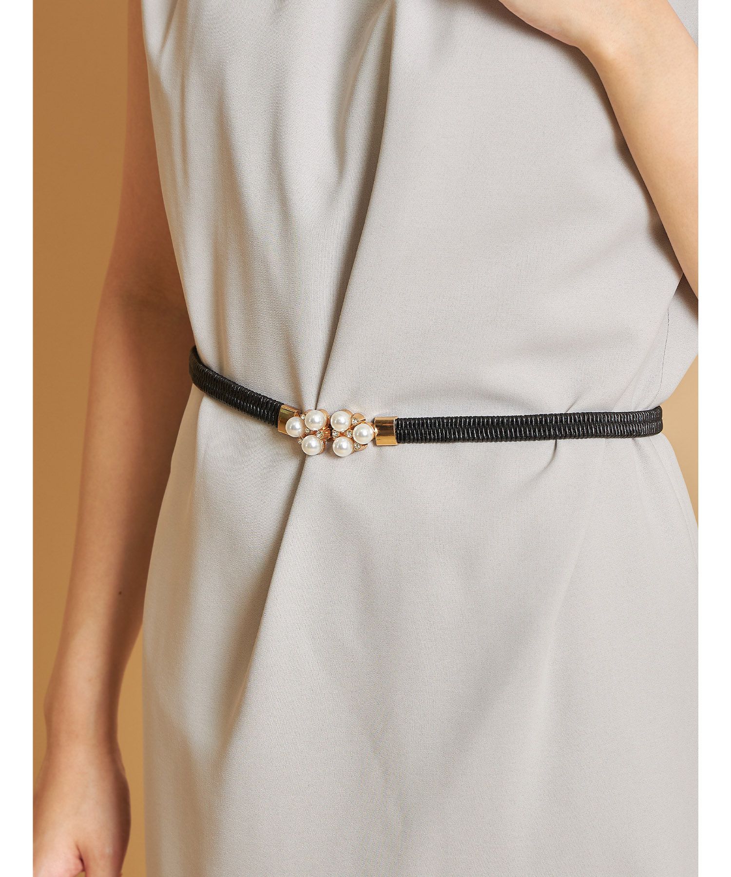 日本 tocco-closet - 高雅珍珠皺摺簡約洋裝-知性黑