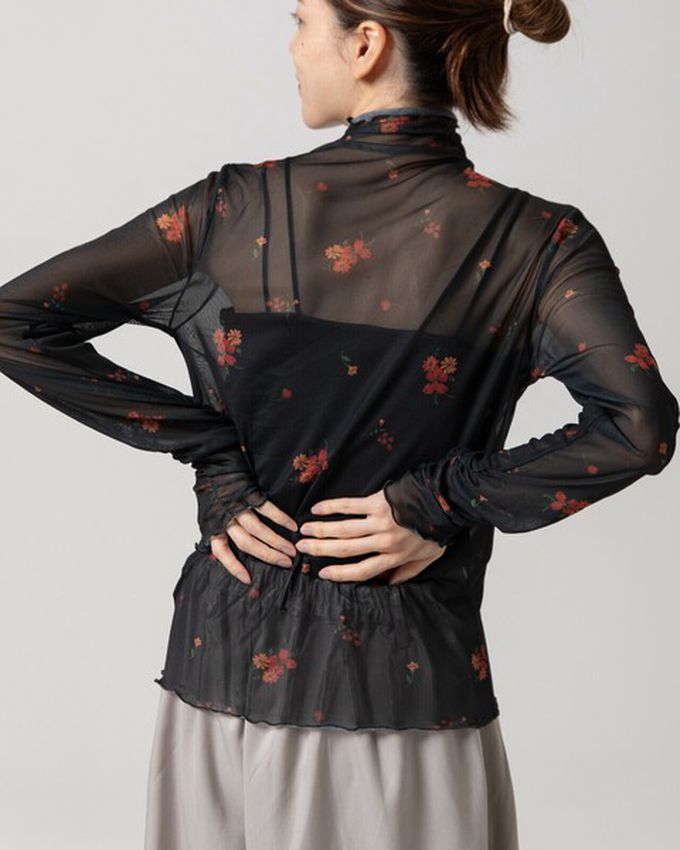 日本 gleam - 優雅小花木耳邊透膚高領長袖上衣-黑x紅花