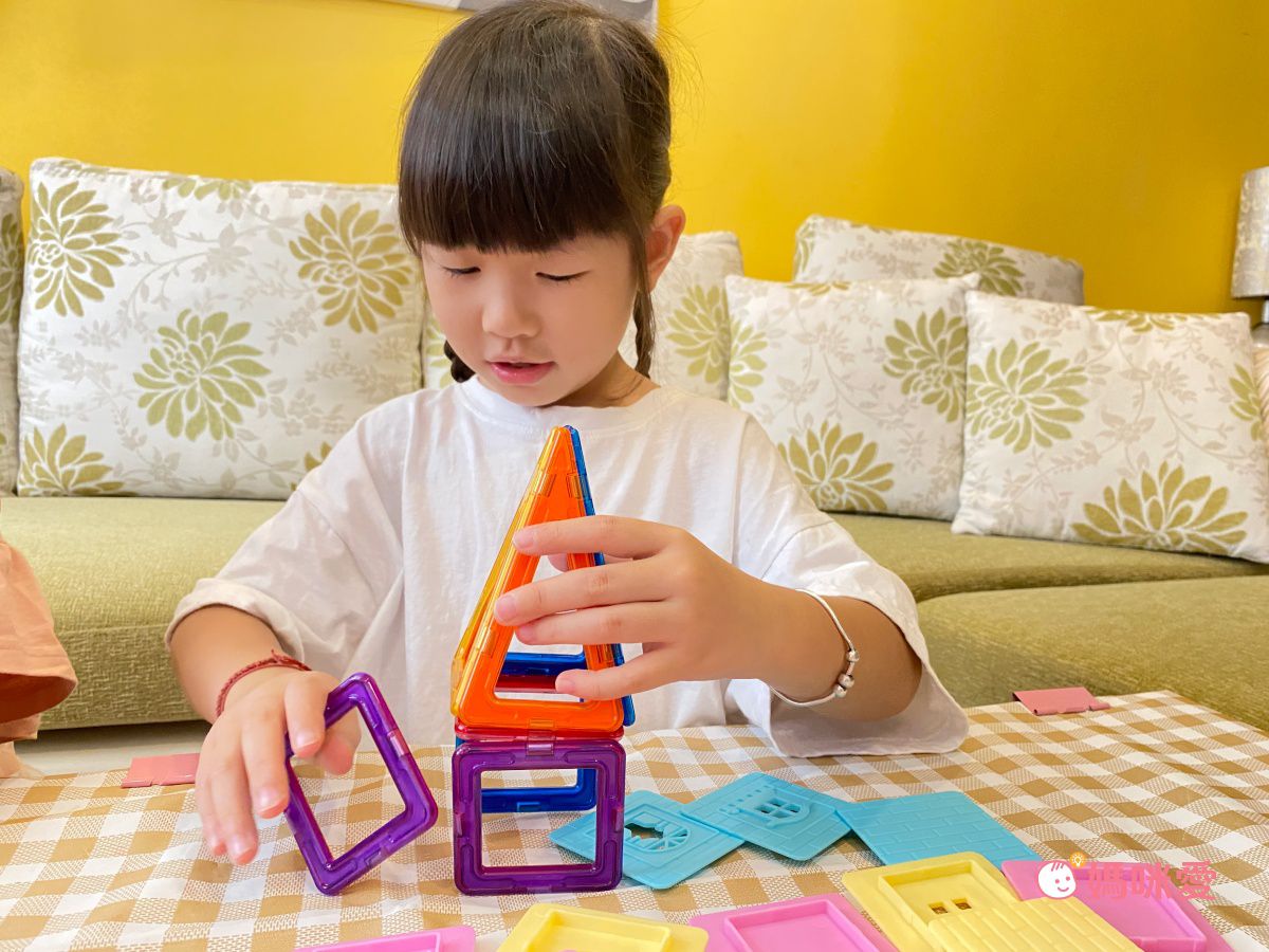 双美生活文創 - 5Q益智磁力片：童話公主城堡-內含14個三角形磁力片+28個正方形磁力片+4個等腰三角形+18個窗台配件+1本造型教學書