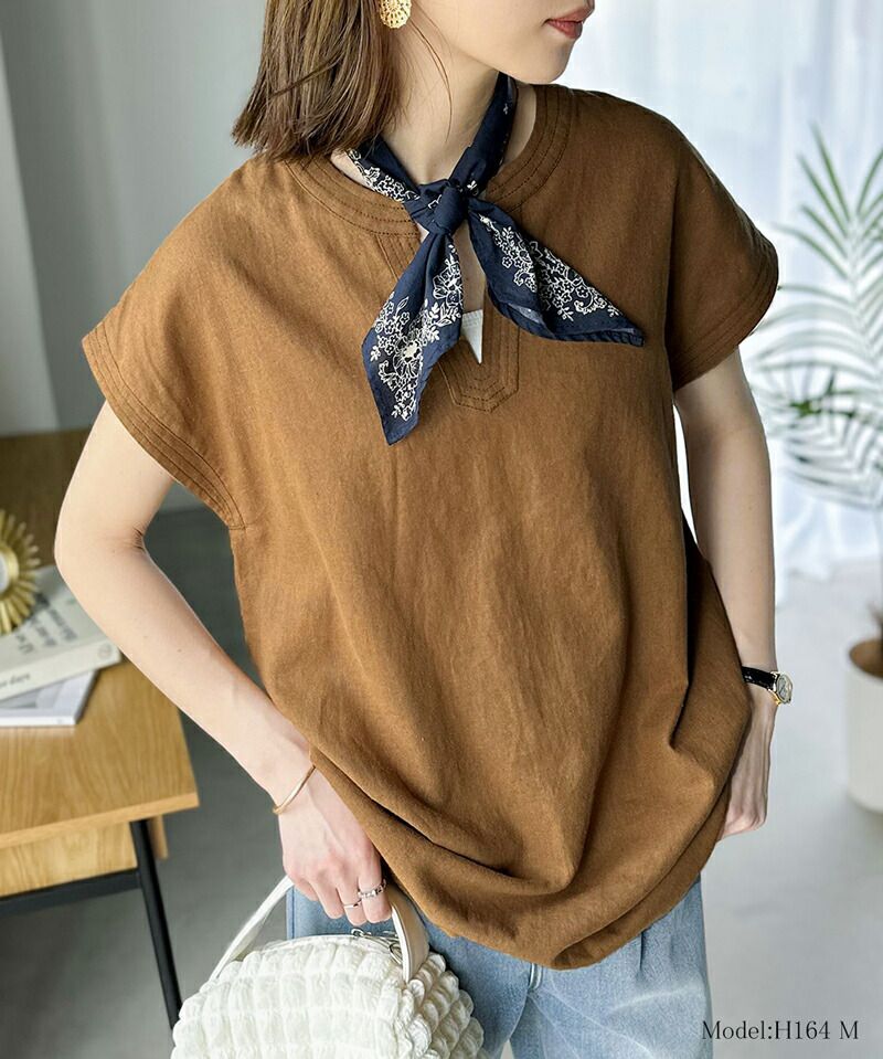 日本 Classical Elf - 2WAY棉麻透氣小V領落肩短T-軍綠