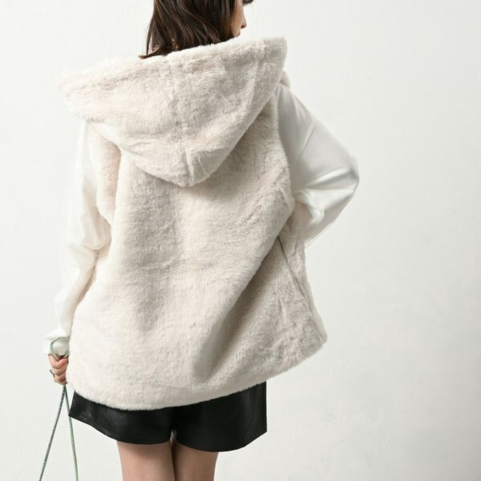 日本 ELENCARE DUE - 柔軟蓬鬆仿毛長版連帽背心(有口袋)-炭黑