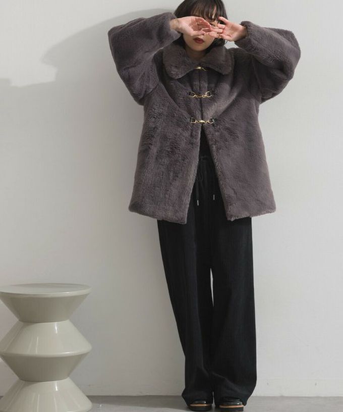 日本 ELENCARE DUE - 魅力金扣柔軟蓬鬆仿毛翻領大衣外套-炭灰