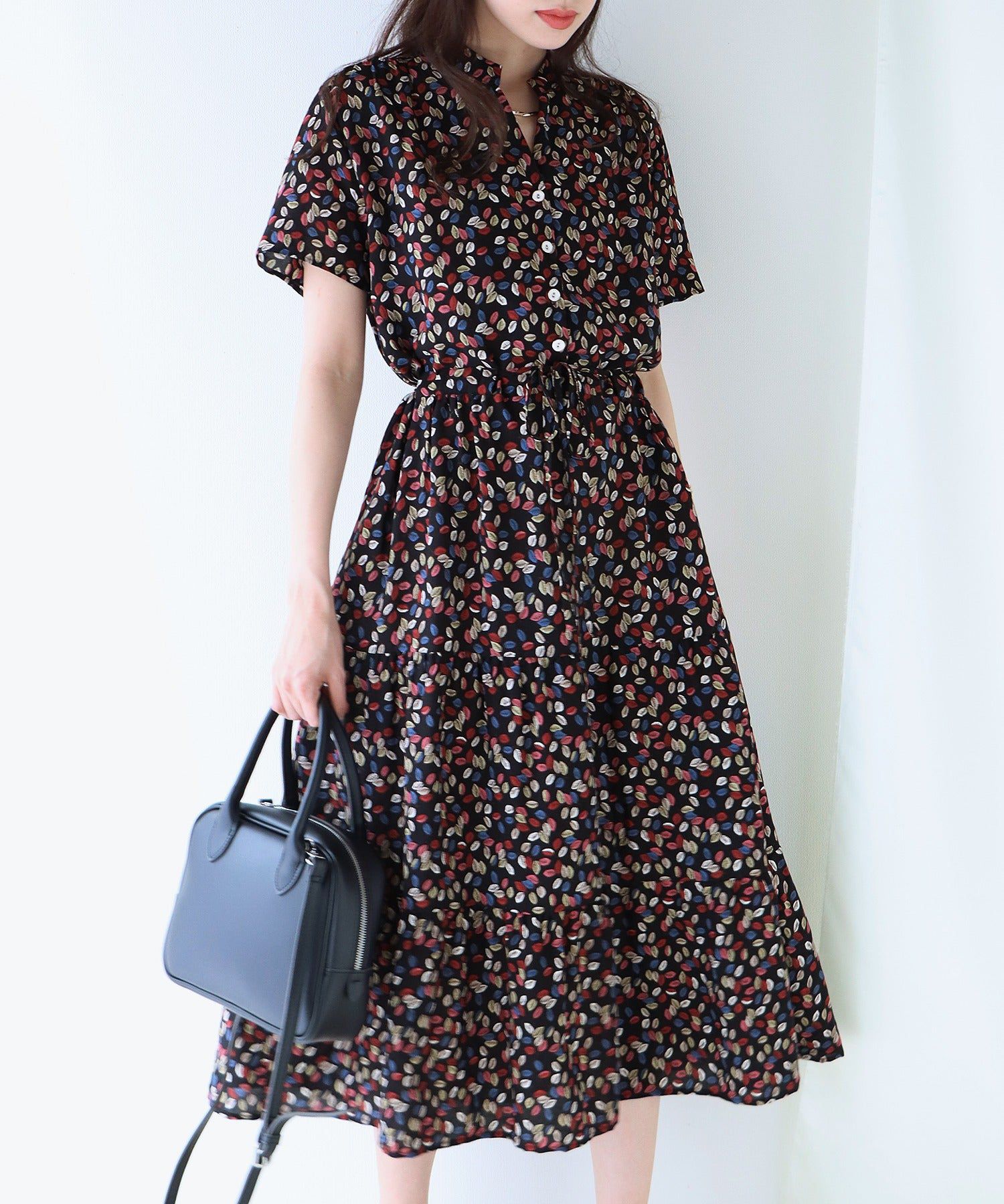 日本 BLUE EAST - 氣質小V領排釦短袖洋裝-碎花-深藍 (M(Free))