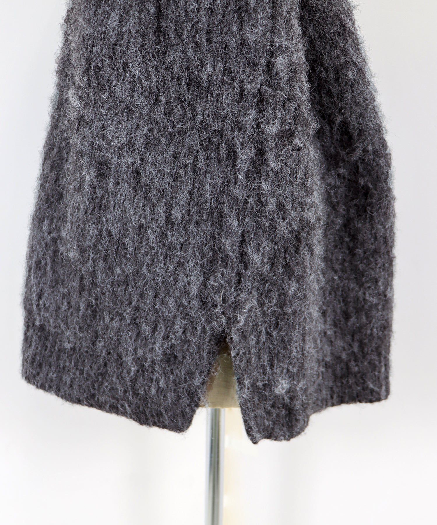 日本 BLUE EAST - 慵懶V領抽鬚寬鬆毛衣-淺米