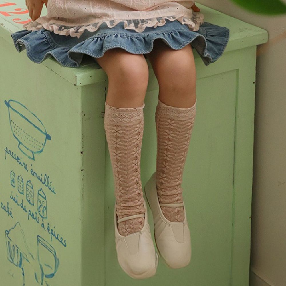 Puellaflo 法式鏤空刺繡花紋中長筒襪-藕粉