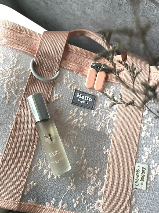 香港百寶袋王 Bagtory HK - 2023特別款花色午餐袋-公主粉蕾絲(加贈原價$980秘境香芬精油滾珠瓶-麝香玫瑰費洛蒙系列*1)-27*13*19cm